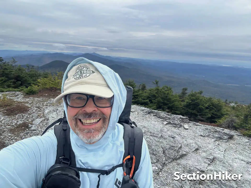 Je me couche toujours avec des vêtements de protection solaire quand je suis entièrement exposé à des sommets en montagne