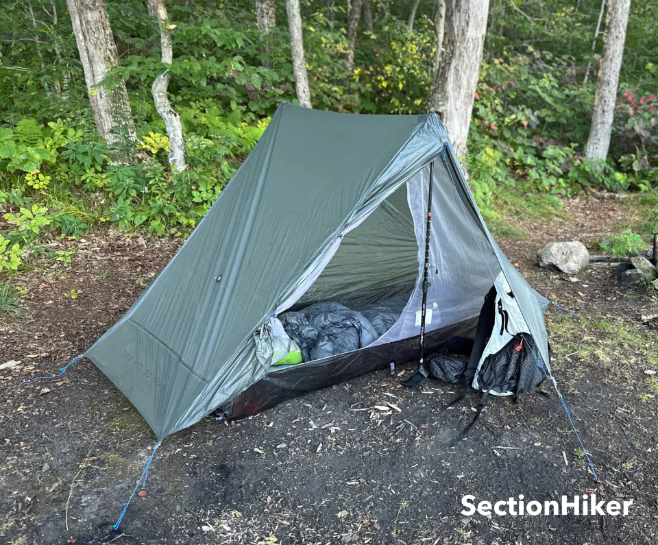 Celui a deux pics et nécessite deux pôles de trekking pour s'installer.