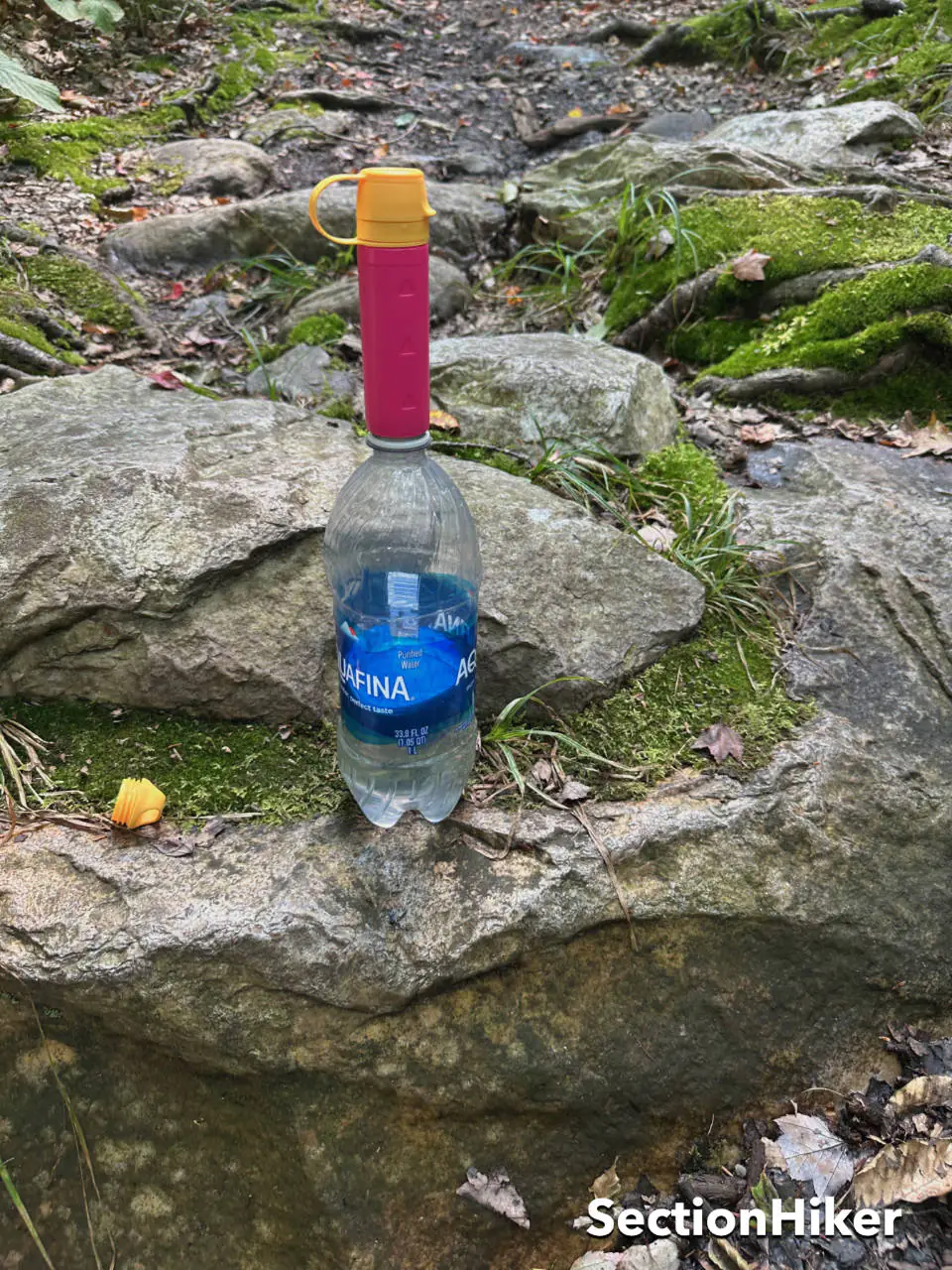 Le solo est compatible avec la plupart des bouteilles d'eau ou de soda qui ont un capuchon de 28 mm.