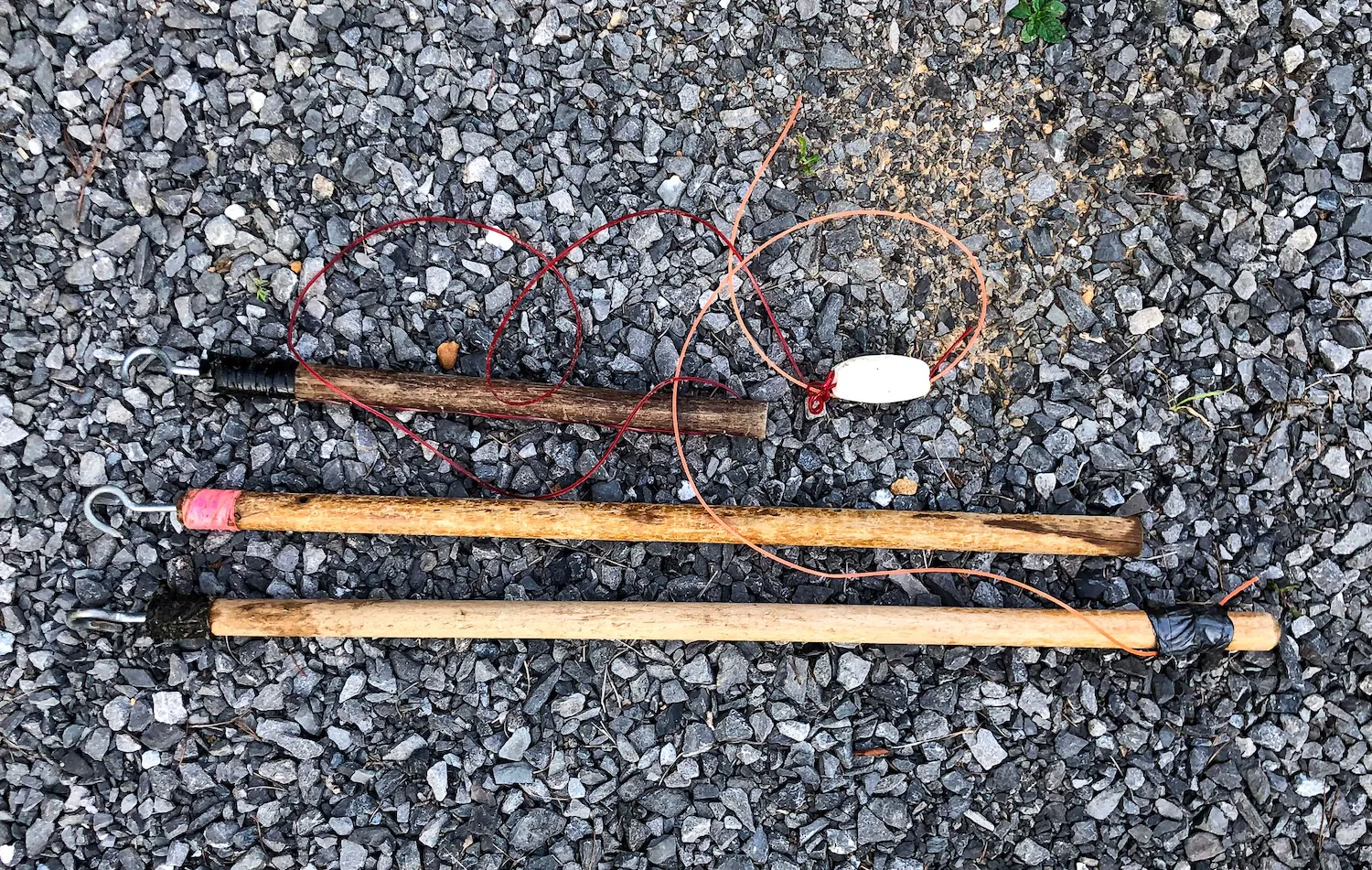 Trois bâtons de nouilles de différentes longueurs.
