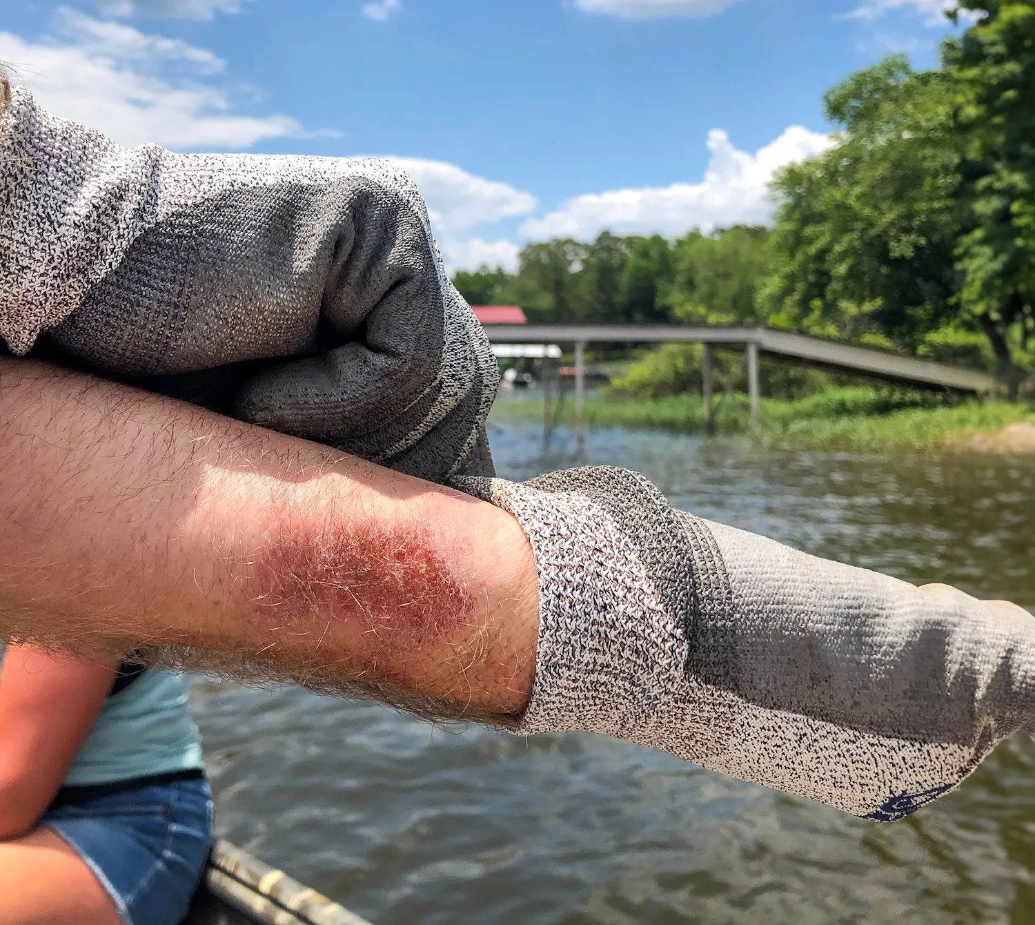 Un homme tire des gants pour les nouilles.