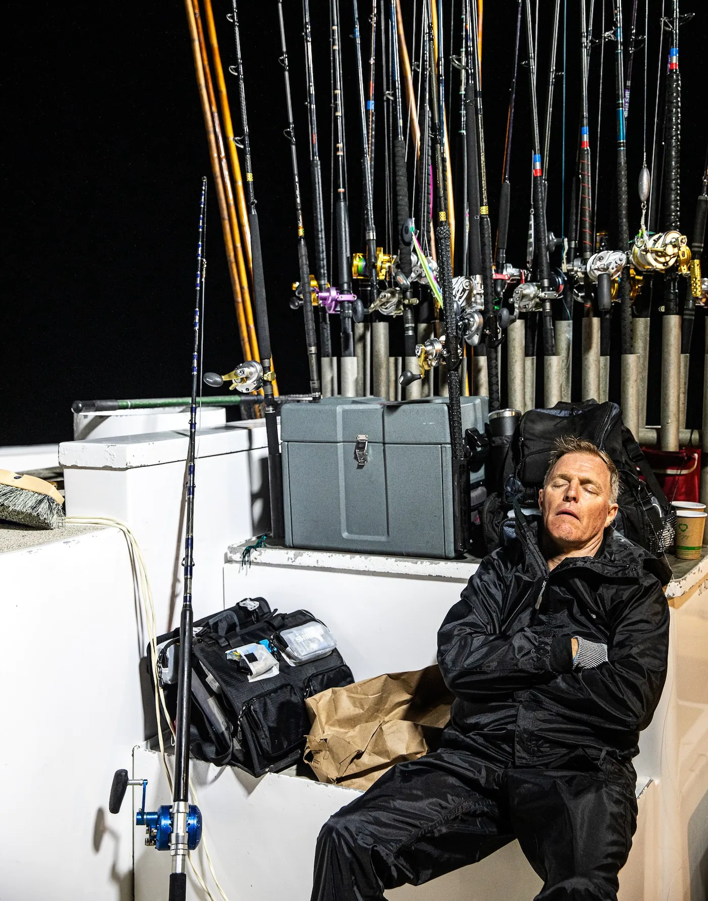 Un pêcheur dort pendant la nuit sur un bateau charter.