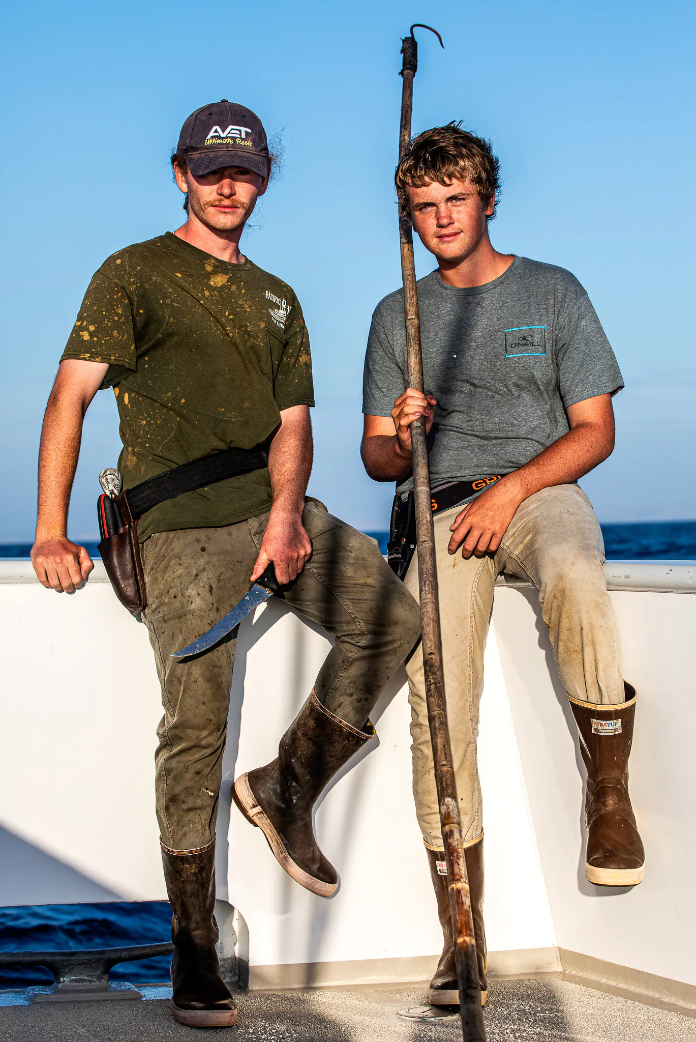 Deux jeunes pontshands sont assis sur un canon.