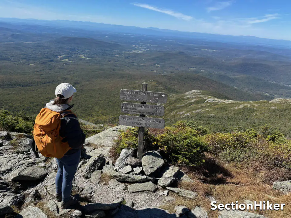 Au sommet de Laura Cowles où il rencontre le Sunset Ridge Trail