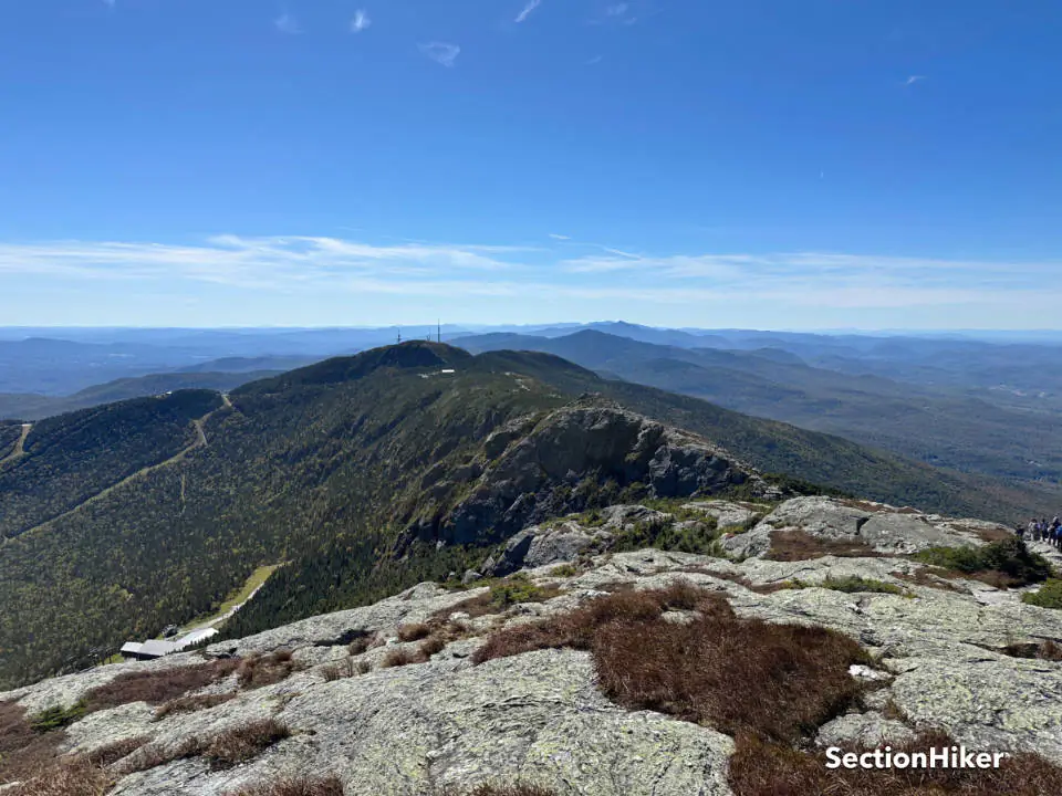 Le long sentier suit le sommet de la crête du sommet du mont Mansfield sur des kilomètres