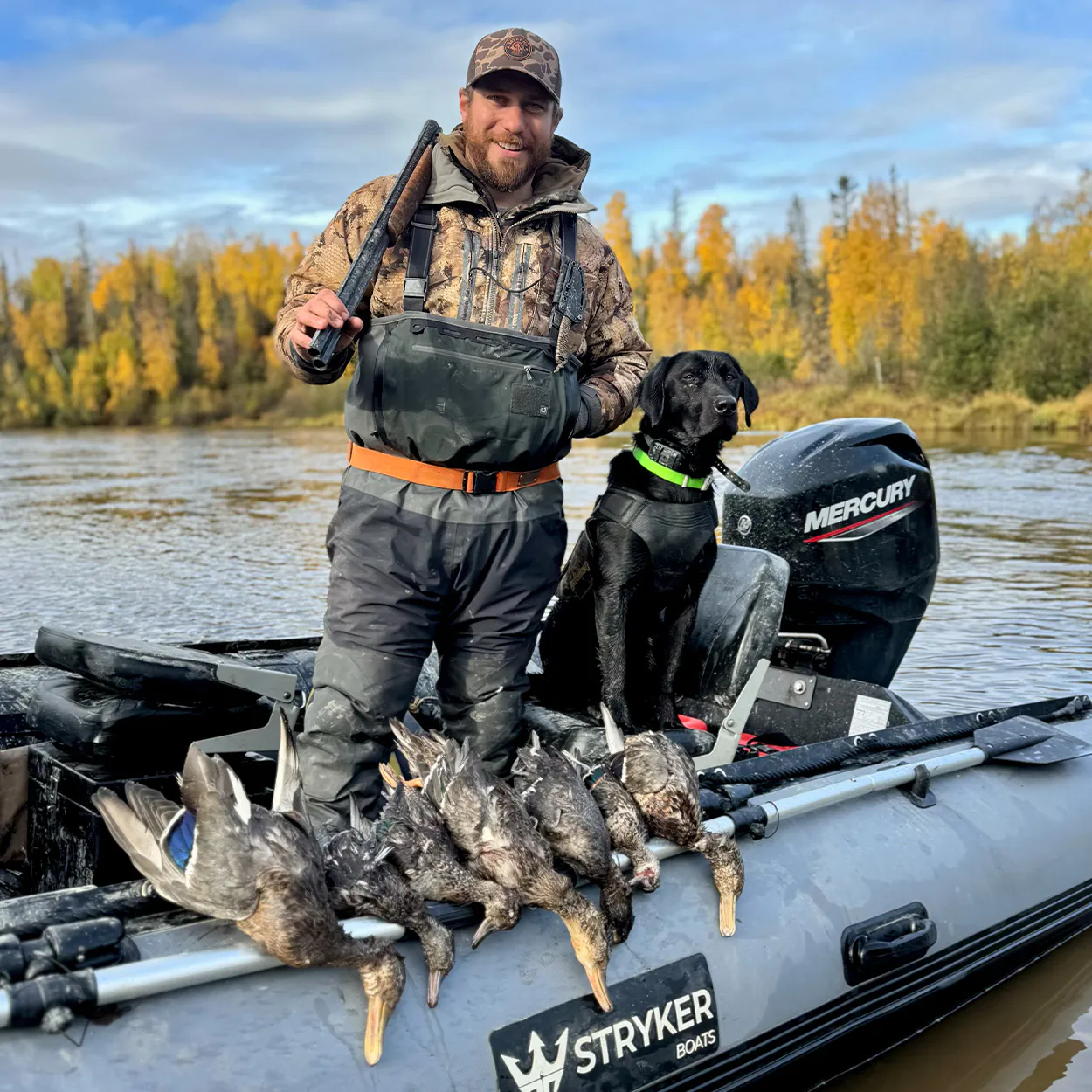 Un chasseur et son chien dans un bateau de canard.