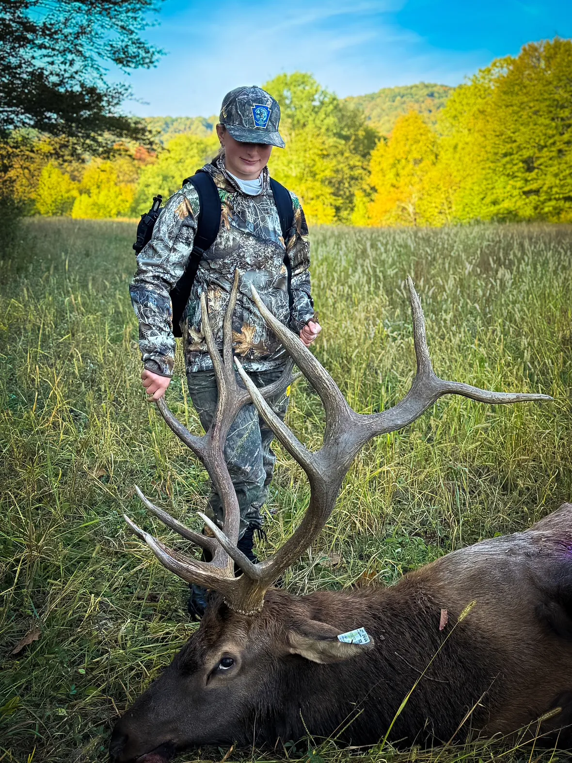 Un jeune chasseur s'approche de son wapiti taureau.