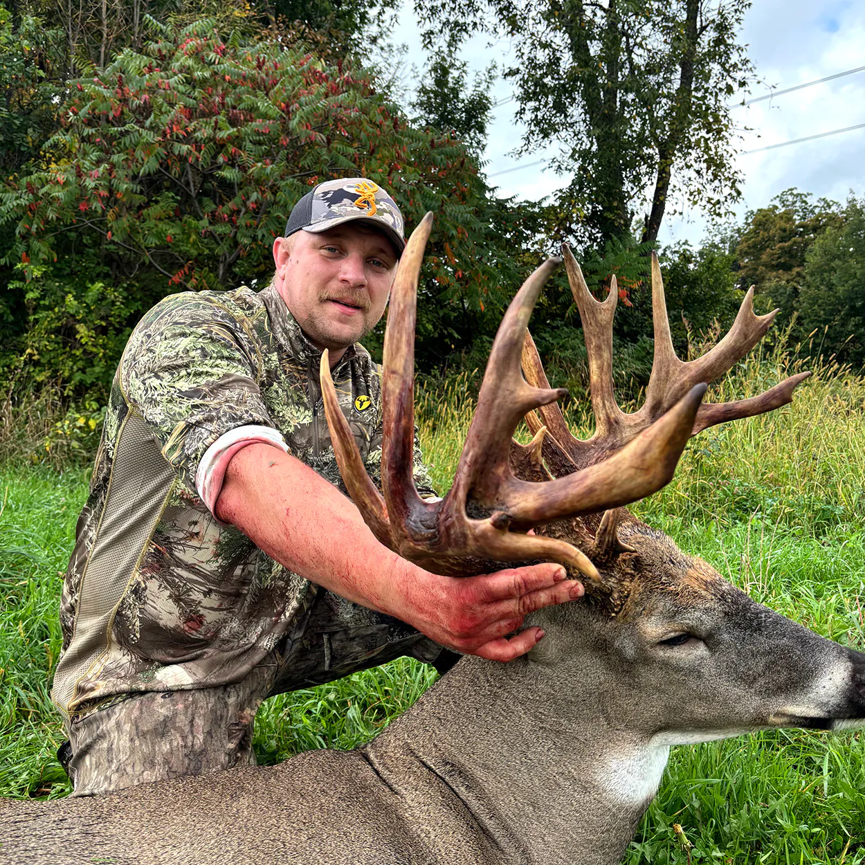 Un chasseur tient le rack d'un grand mâle du Wisconsin.