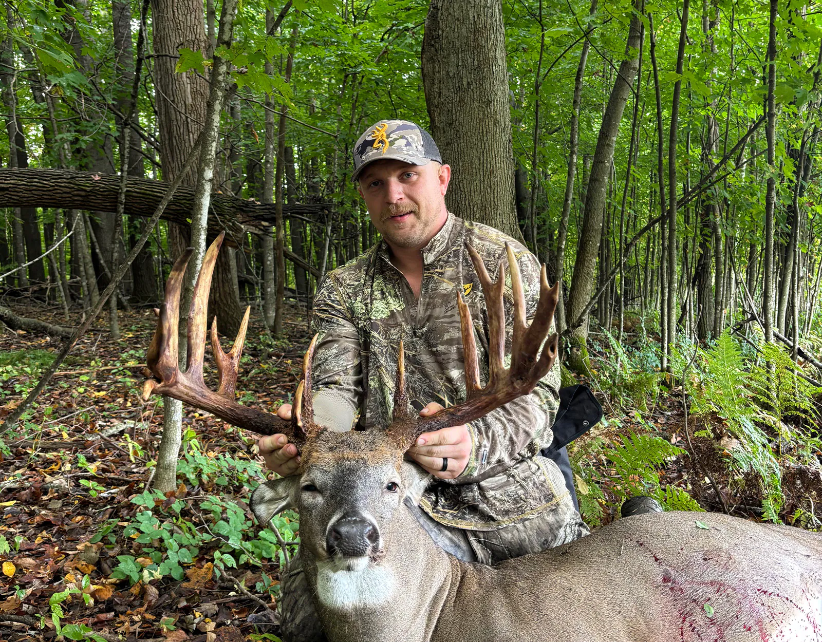 Un bowhunter avec un grand mâle du Wisconsin.