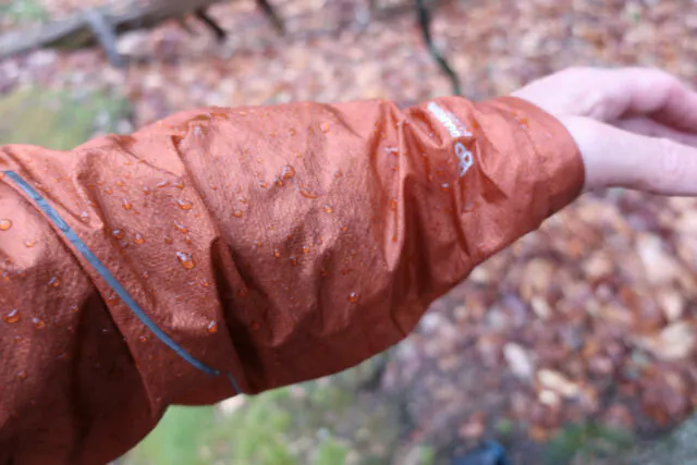 Percons d'eau sur la veste de pluie