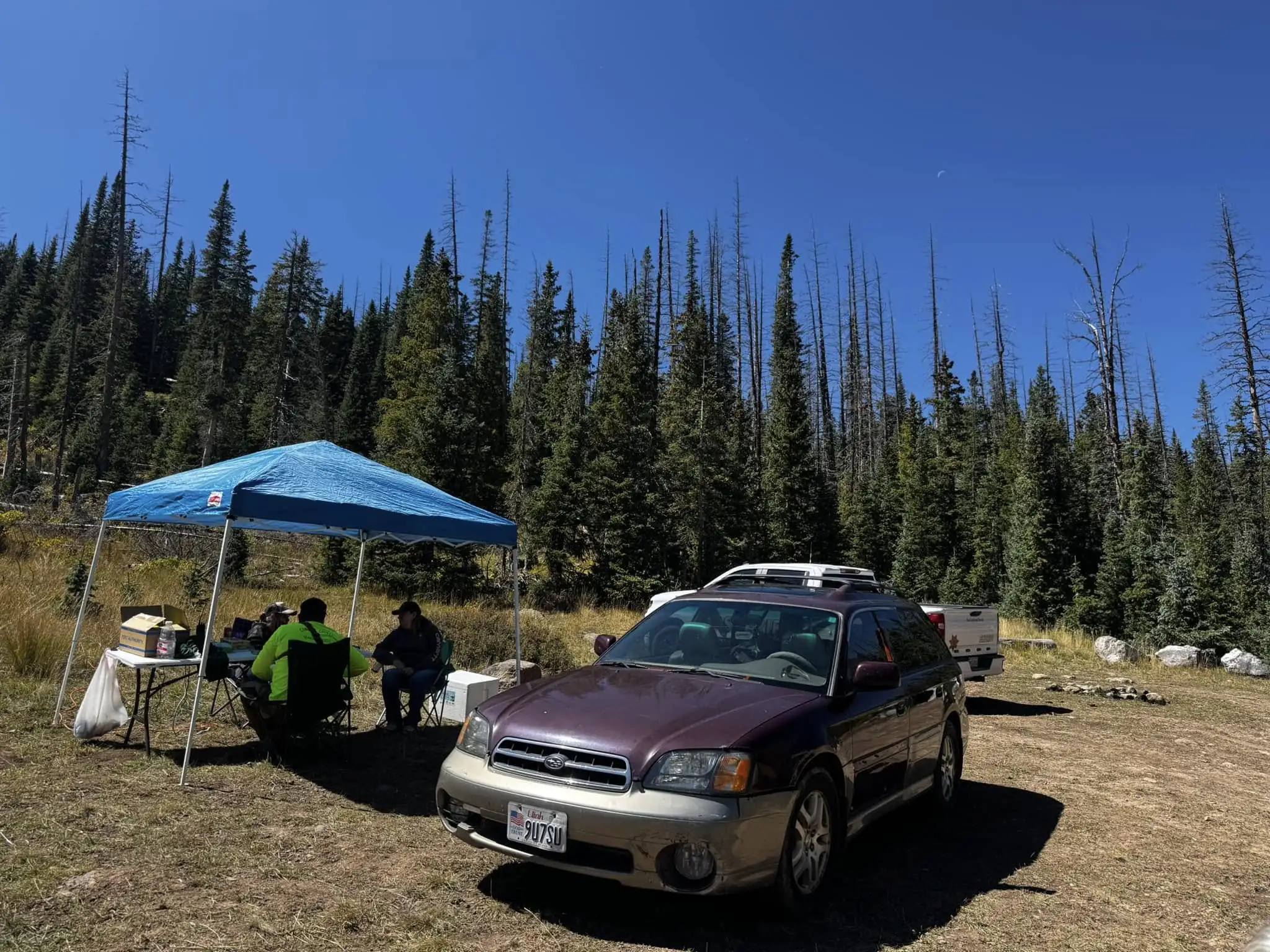 Une Subaru Redish au début du sentier où les chercheurs recherchent des randonneurs manquants.