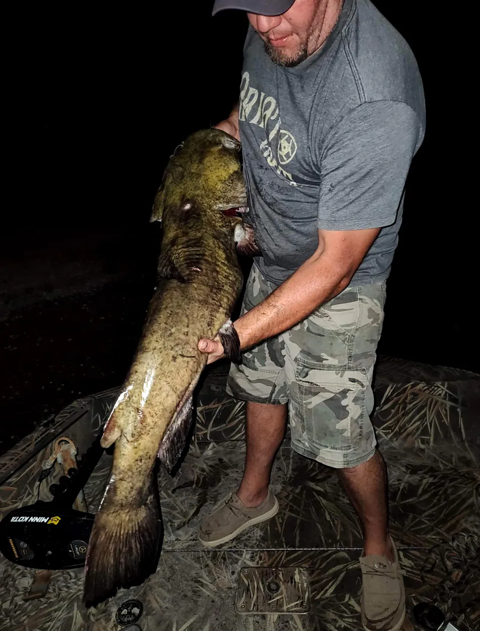 Un pêcheur de l'Idaho avec un poisson-chat record de 2022.