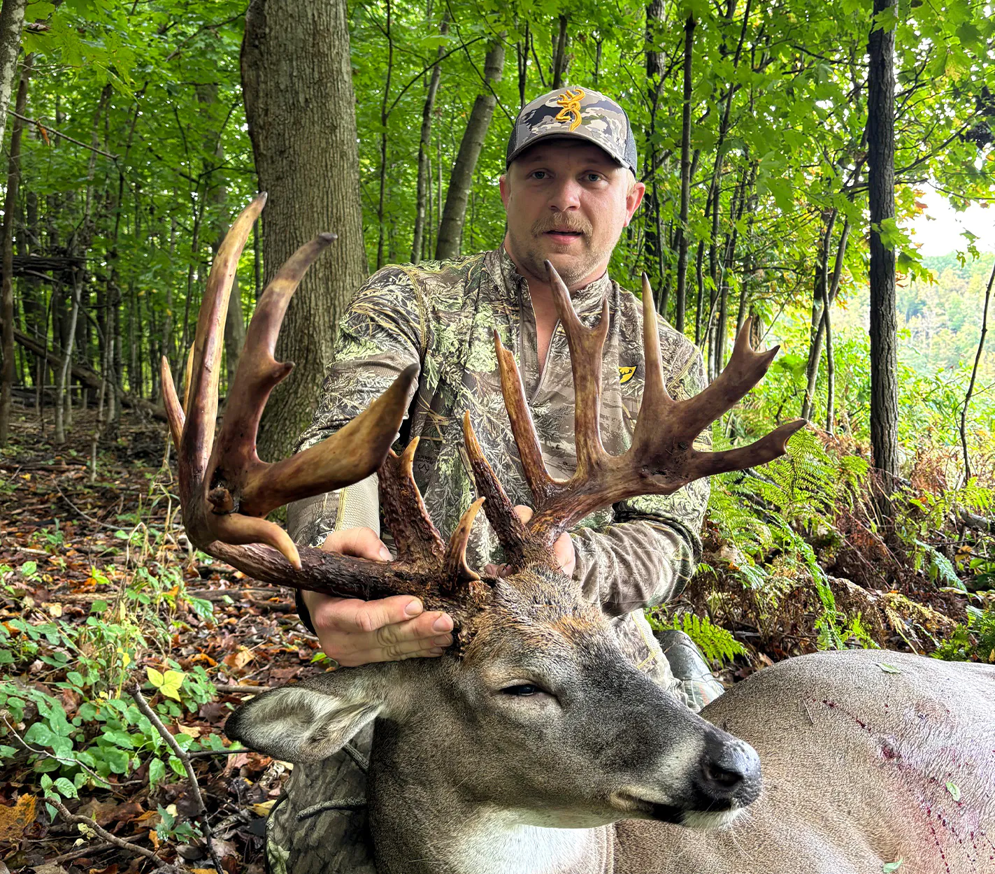 Un Wisconsin Bowhunter avec un mâle géant de 20 points.