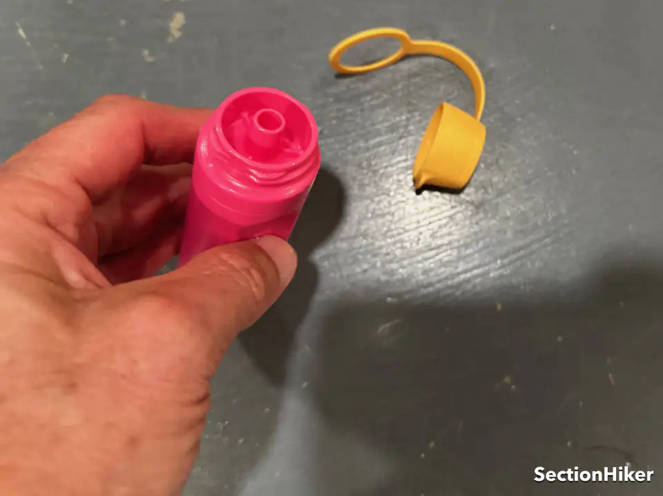 Si vous dévissez le capuchon de la gorgée supérieur et retirez sa attache de capuchon, vous pouvez même attacher un tuyau d'hydratation au solo et l'utiliser comme filtre à eau en ligne. Très nifty.