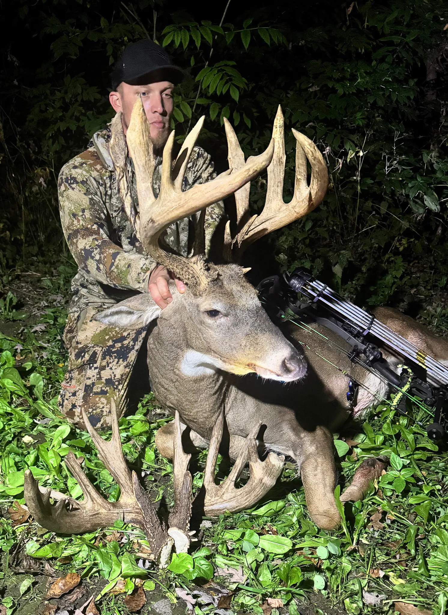Un bowhunter avec un buck géant du Wisconsin et ses hangars précédents