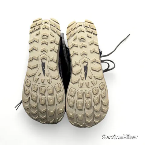 Les pattes sont multidirectionnelles pour le pouvoir de traction et de freinage.