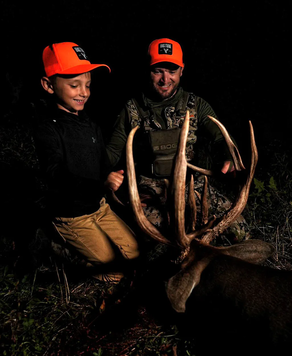 Un père et un fils vérifient un mâle qu'ils ont marqué dans l'Indiana.
