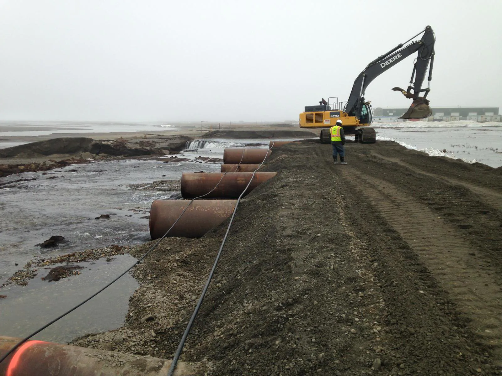 Construction et réparation des inondations le long de la route Dalton.