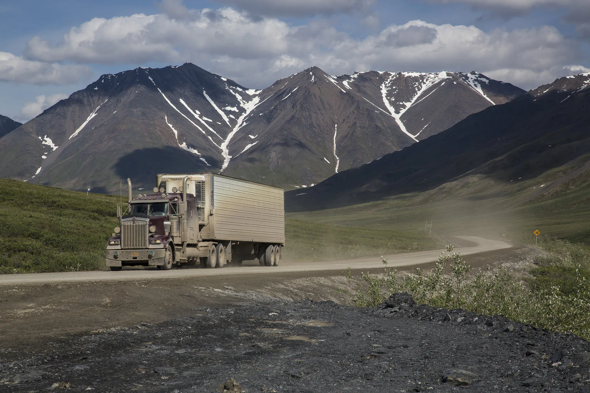 Un camion donne la poussière sur Alaska Road.