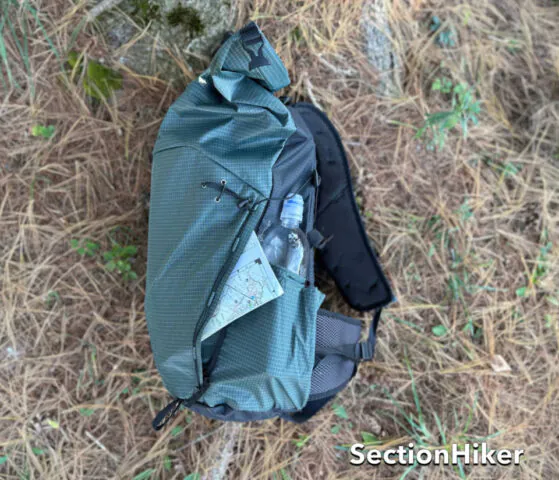 La poche avant zippée dissimulée est idéale pour ranger des cartes, des collations ou des documents de voyage
