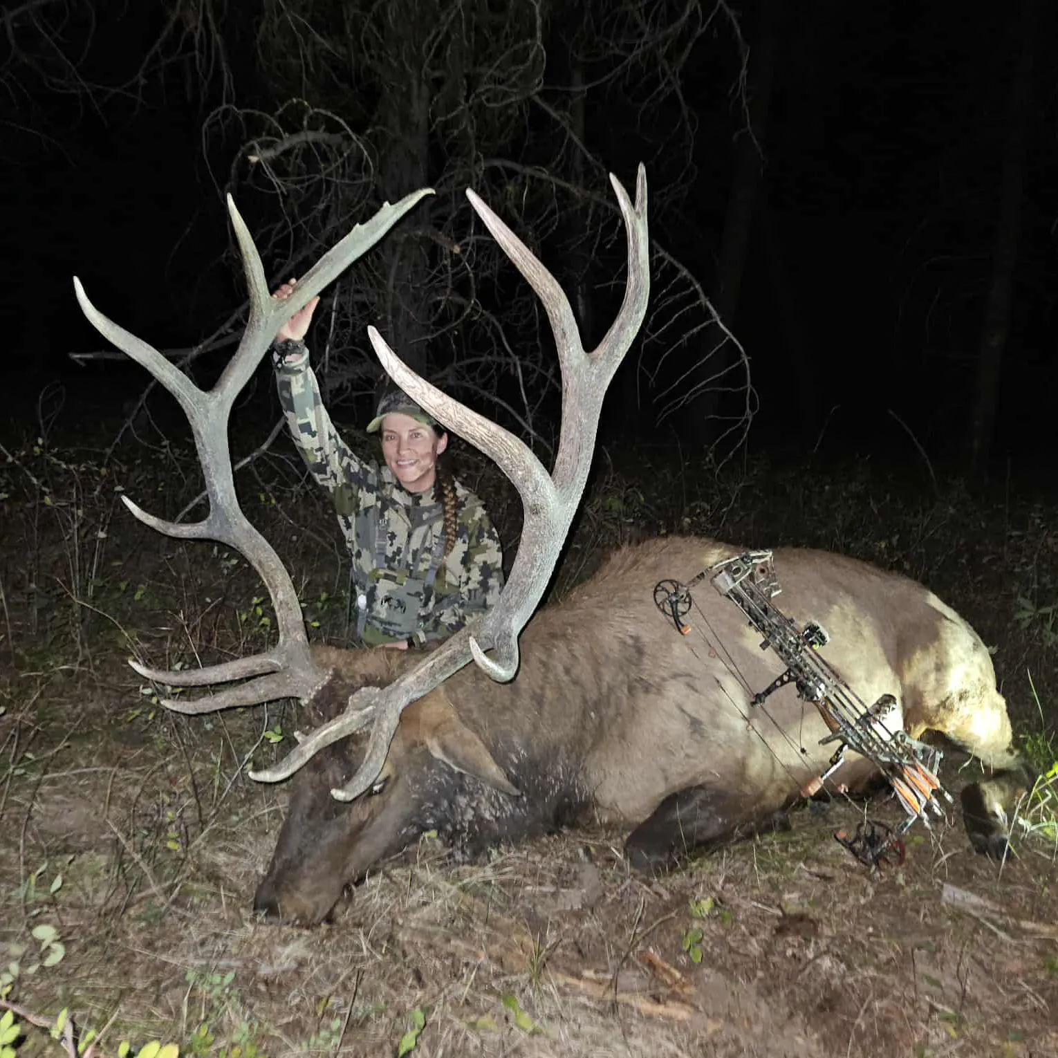 Un chasseur à l'arc est assis entre les bois de son taureau.