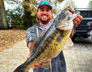 Un guide de pêche du Tennessee attrape un bar record qui, selon les responsables, ne devrait pas être là