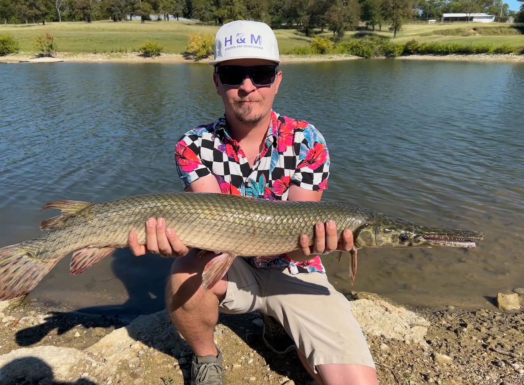 Un pêcheur à la ligne avec un lépisosté tacheté du lac Texoma.