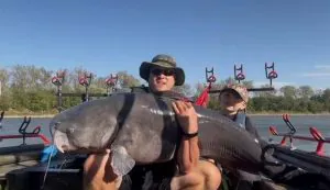 «Nous chassions ce poisson.» Un guide du Nebraska bat le record du poisson-chat vieux de 21 ans