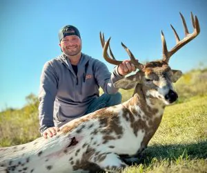 « Tout comme sur des roulettes. » Ohio Bowhunter étiquette un rare mâle pie qu'il voyait sur les caméras de surveillance depuis des années