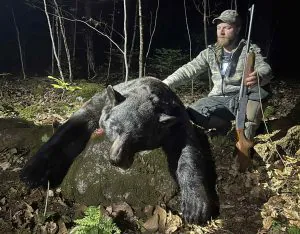 Un guide du Maine capture un nouvel ours noir record d’État