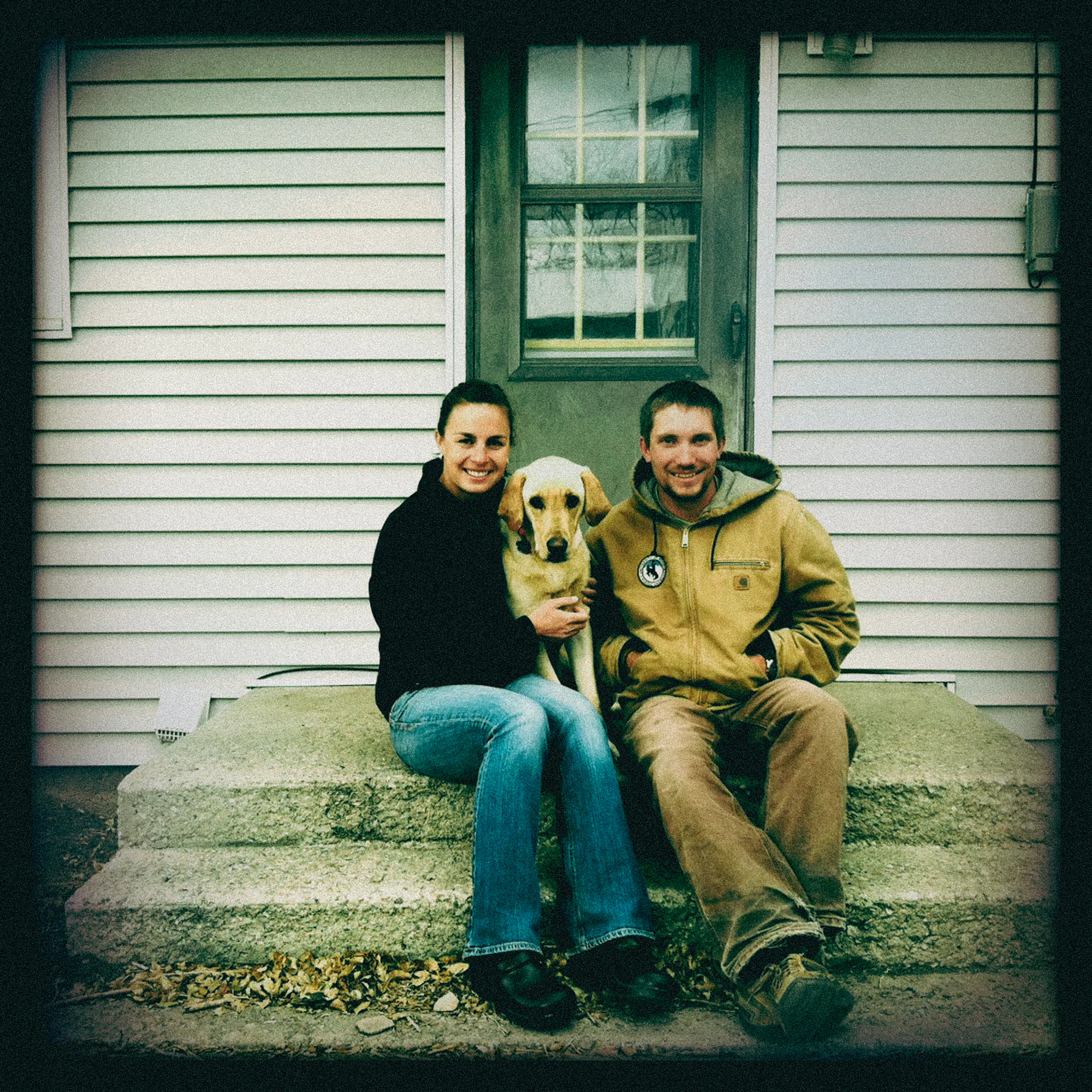 Un portrait de famille sur le perron d’une maison du Wyoming.