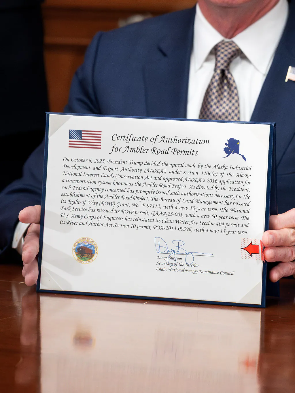Un morceau de papier avec la signature de Burgum.