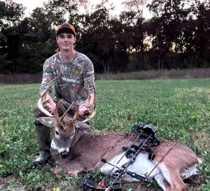 Un étudiant joue au Hooky et tire un énorme Missouri Buck avec 3 poutres principales