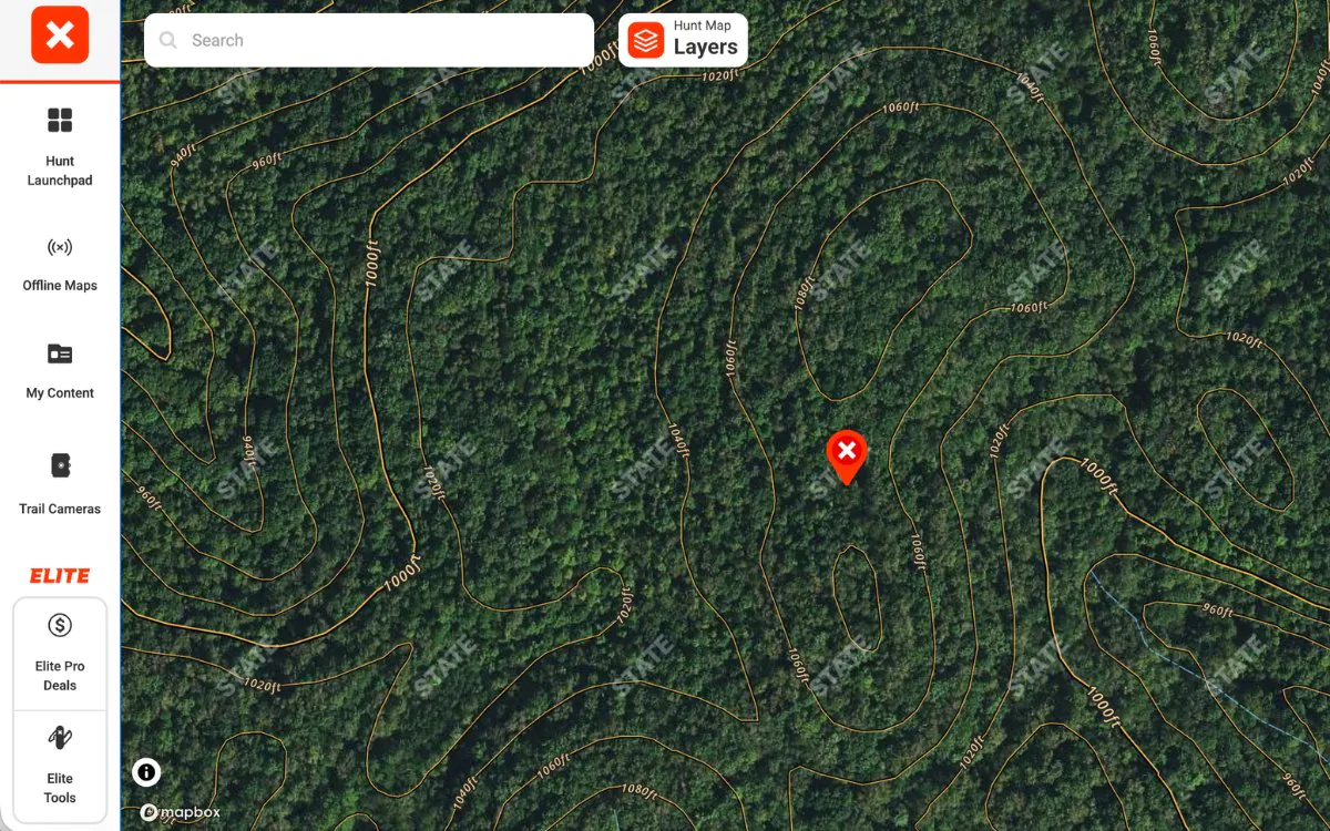 Un exemple de carte montrant la plateforme Web onX et un waypoint sur une caractéristique de terrain.