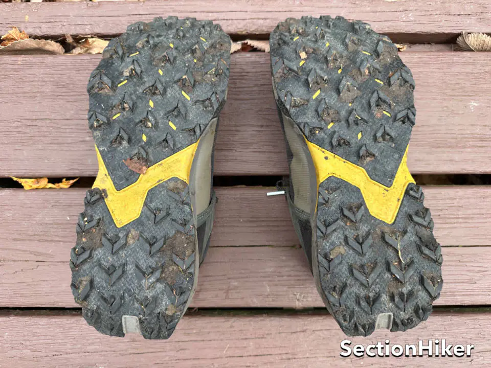 Les crampons multidirectionnels offrent une bonne traction sur le rocher