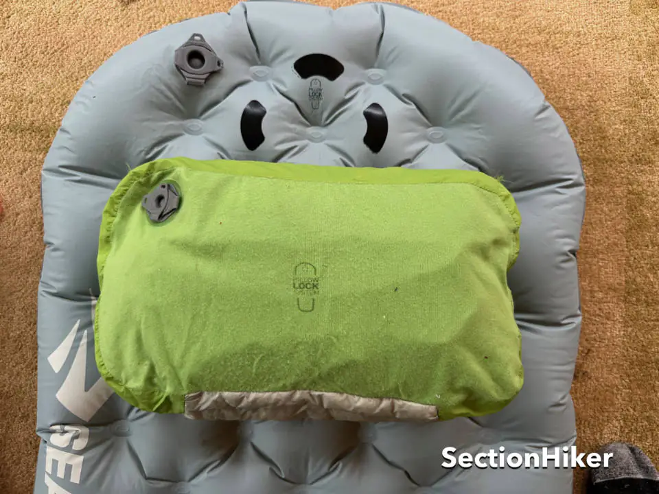 Le système de fixation de l'oreiller Sea-to-summit maintiendra votre oreiller sur le coussin toute la nuit.