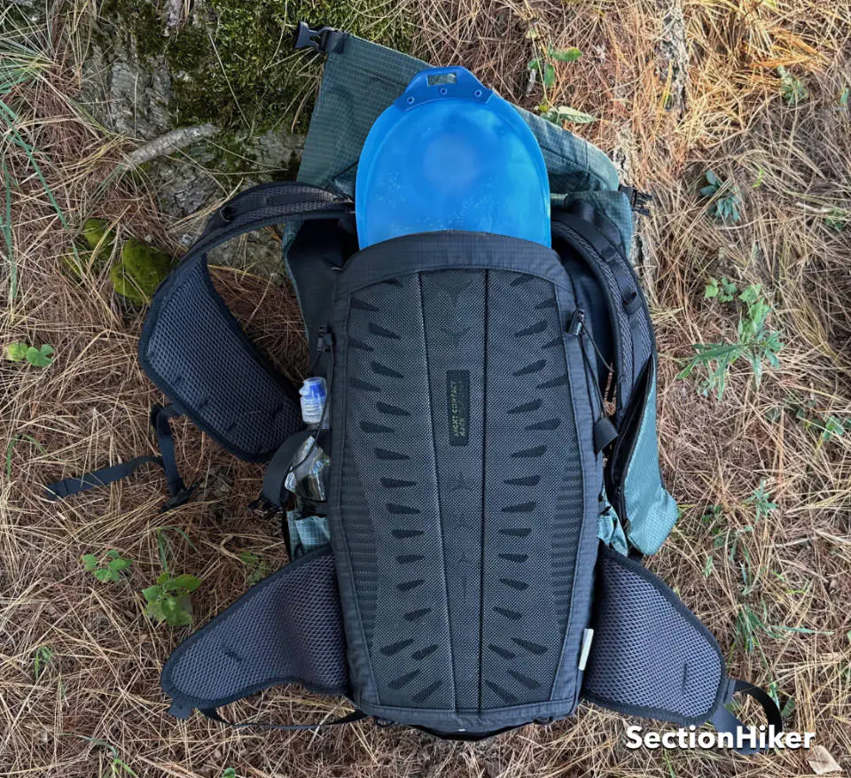 Le MH500 dispose d'une poche d'hydratation externe située derrière les bretelles et le panneau arrière en maille.