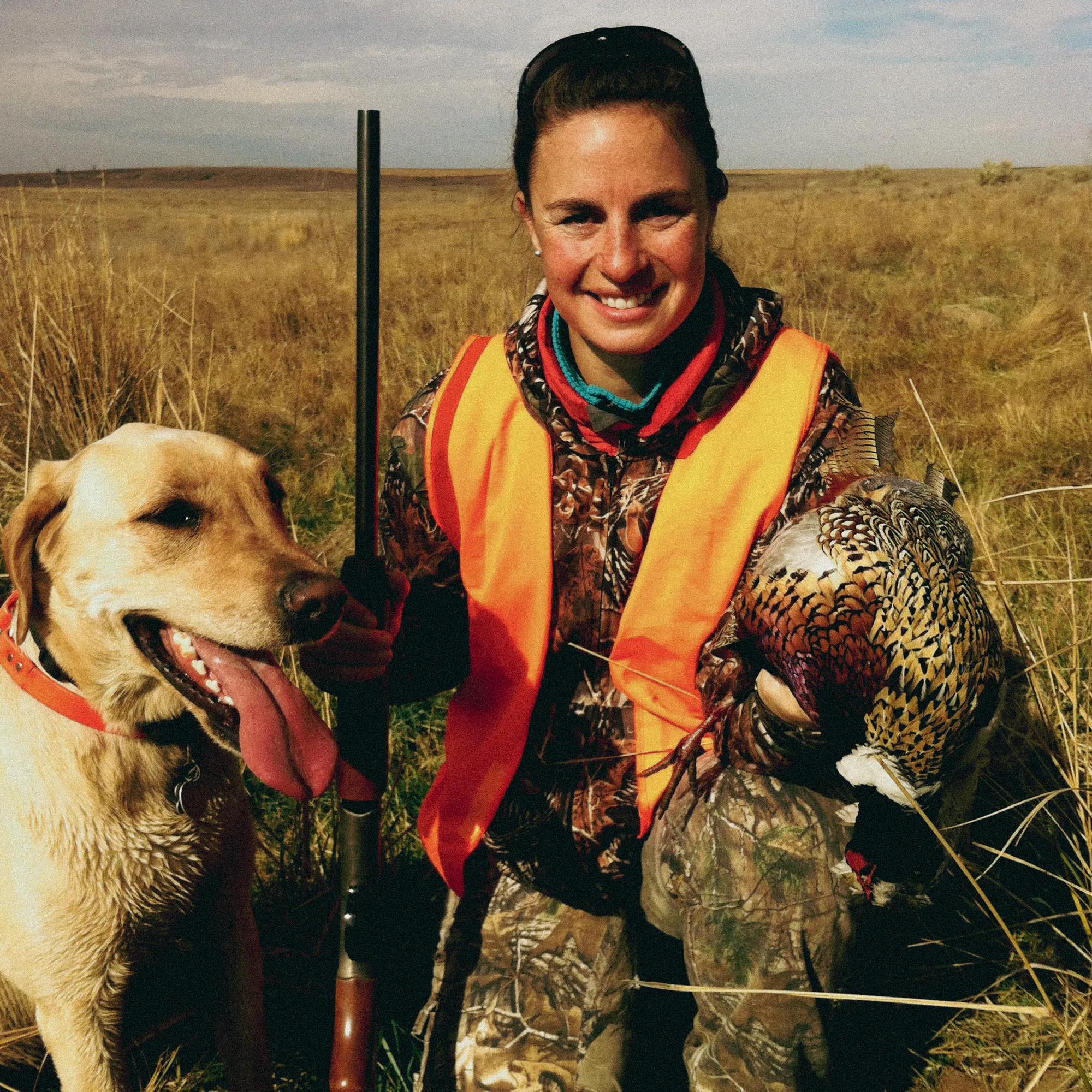 Une chasseuse et son chien oiseau.