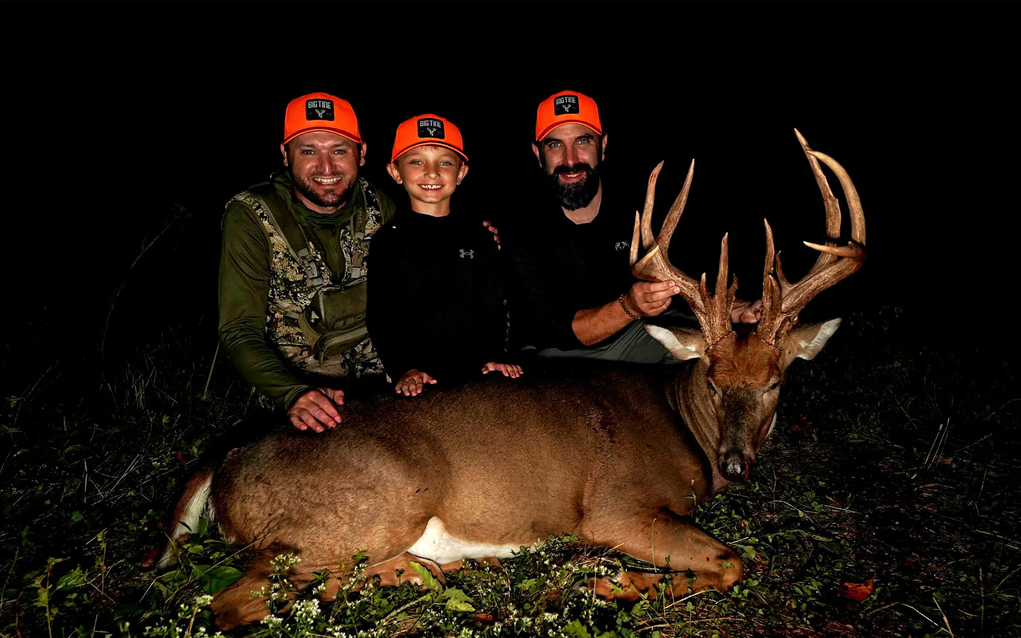 Trois chasseurs avec un grand mâle de l'Indiana.