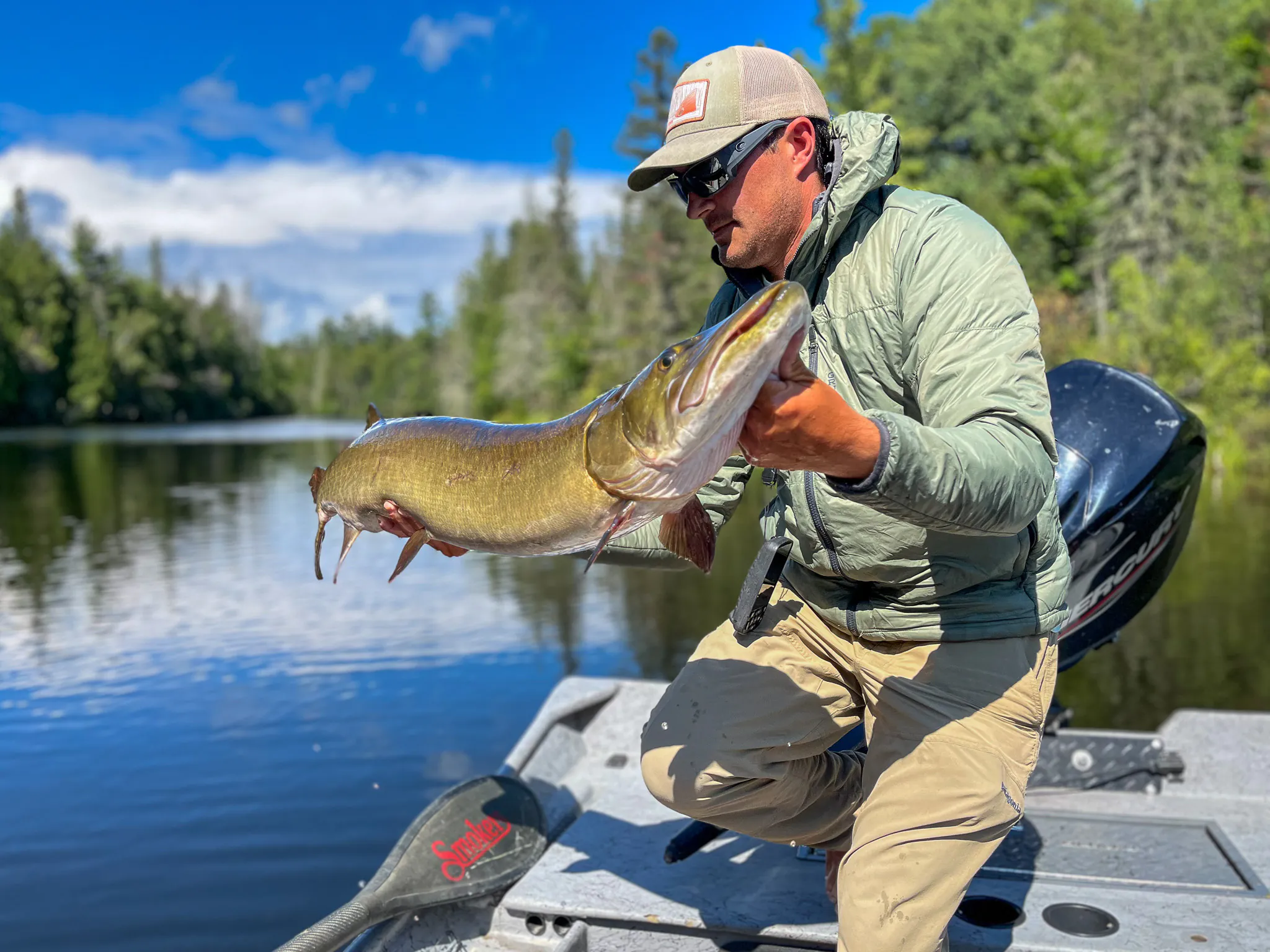 Un guide nous tend une jolie rivière musquée.