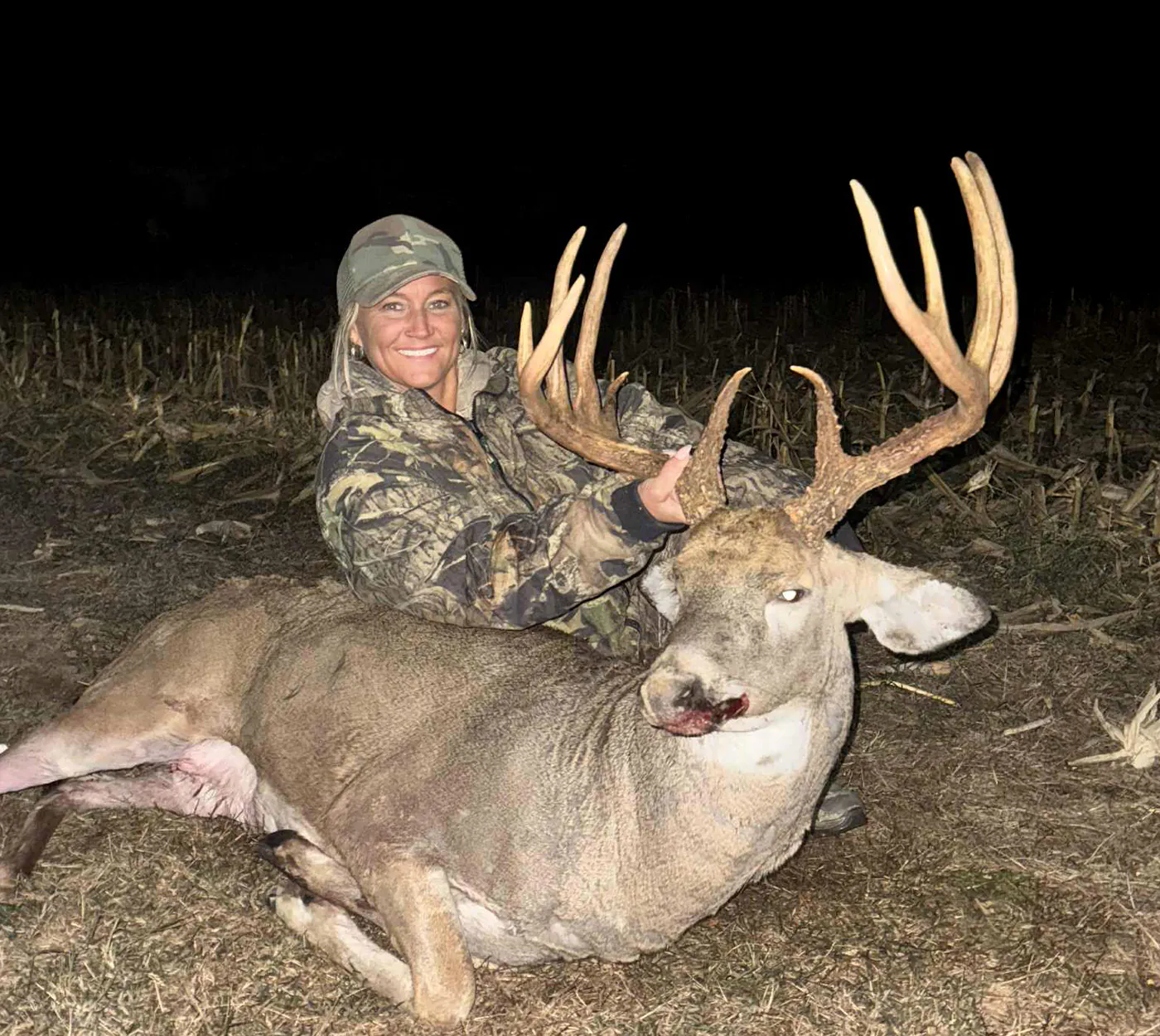 Un chasseur de l'Indiana brandit une grosse somme d'argent.