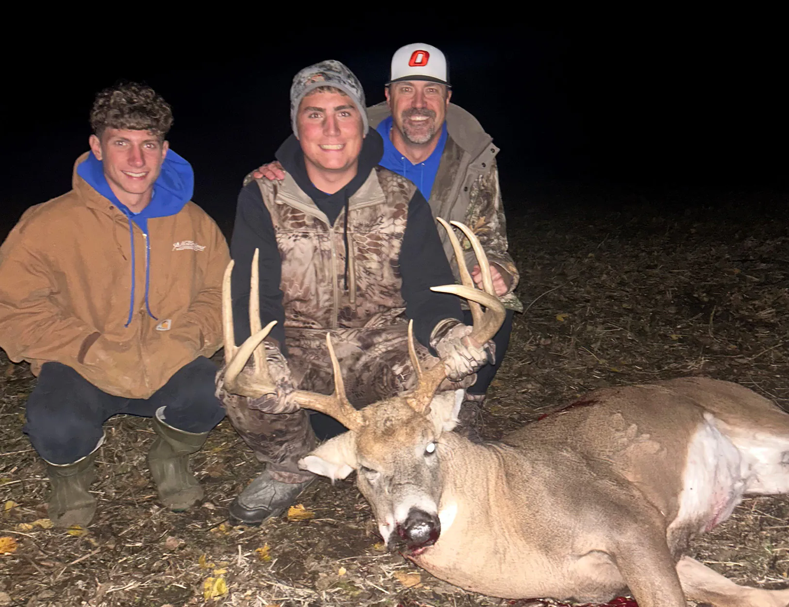 Une famille de chasseurs avec un gros Kansas Buck.
