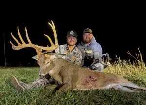 Louisiana Bowhunter conduit 9 heures vers le nord pour marquer un mâle géant après une tempête de pluie