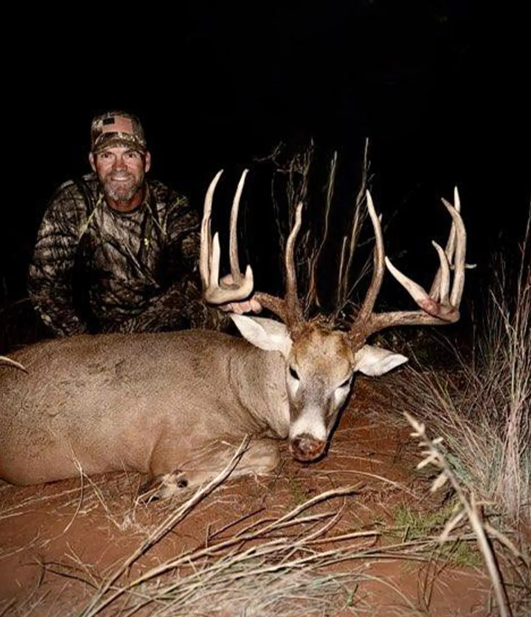 Un chasseur avec un chevreuil à 18 points pris avec une arbalète.