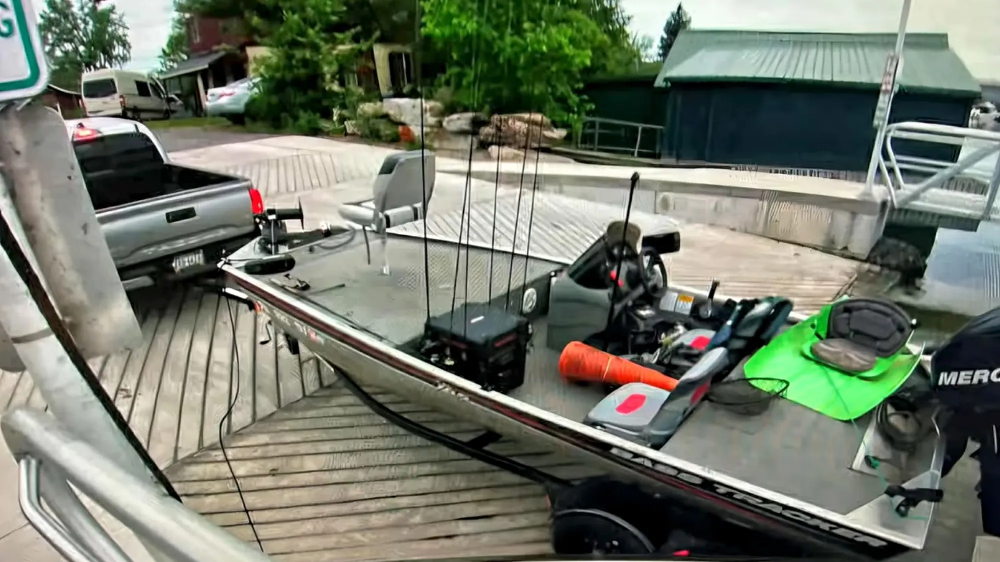 Un bass boat avec une découpe d'un kayak monté sur la plate-forme arrière.