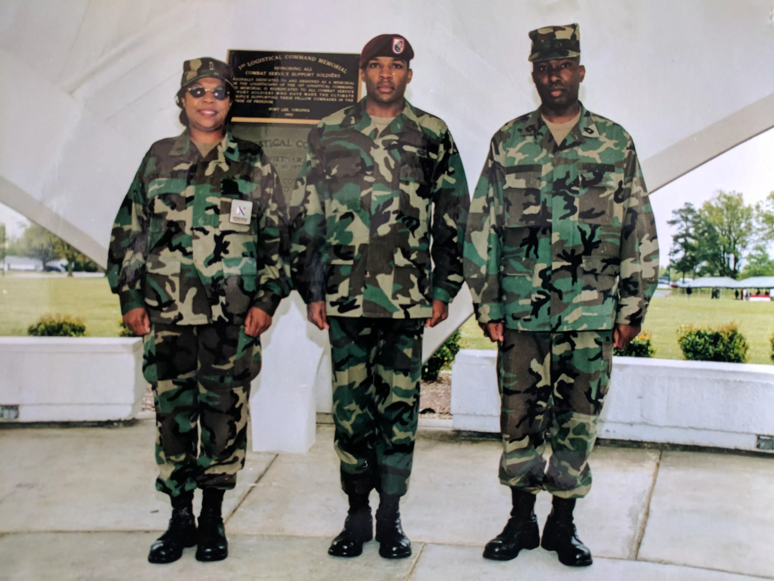 Une mère, un père et un fils adulte en treillis militaire, au garde-à-vous à Fort Lee, en Virginie.