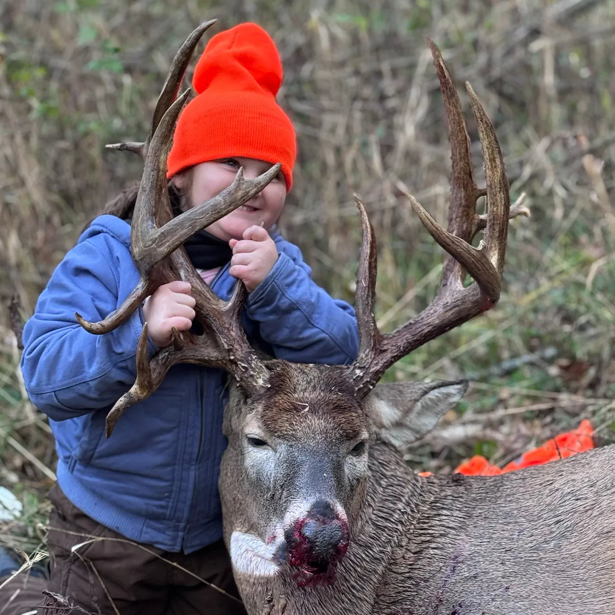 Une jeune chasseuse avec son tout premier cerf de Virginie.