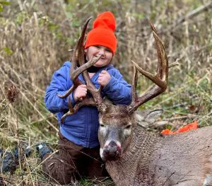 Le premier cerf de cette école maternelle est un énorme cerf-volant