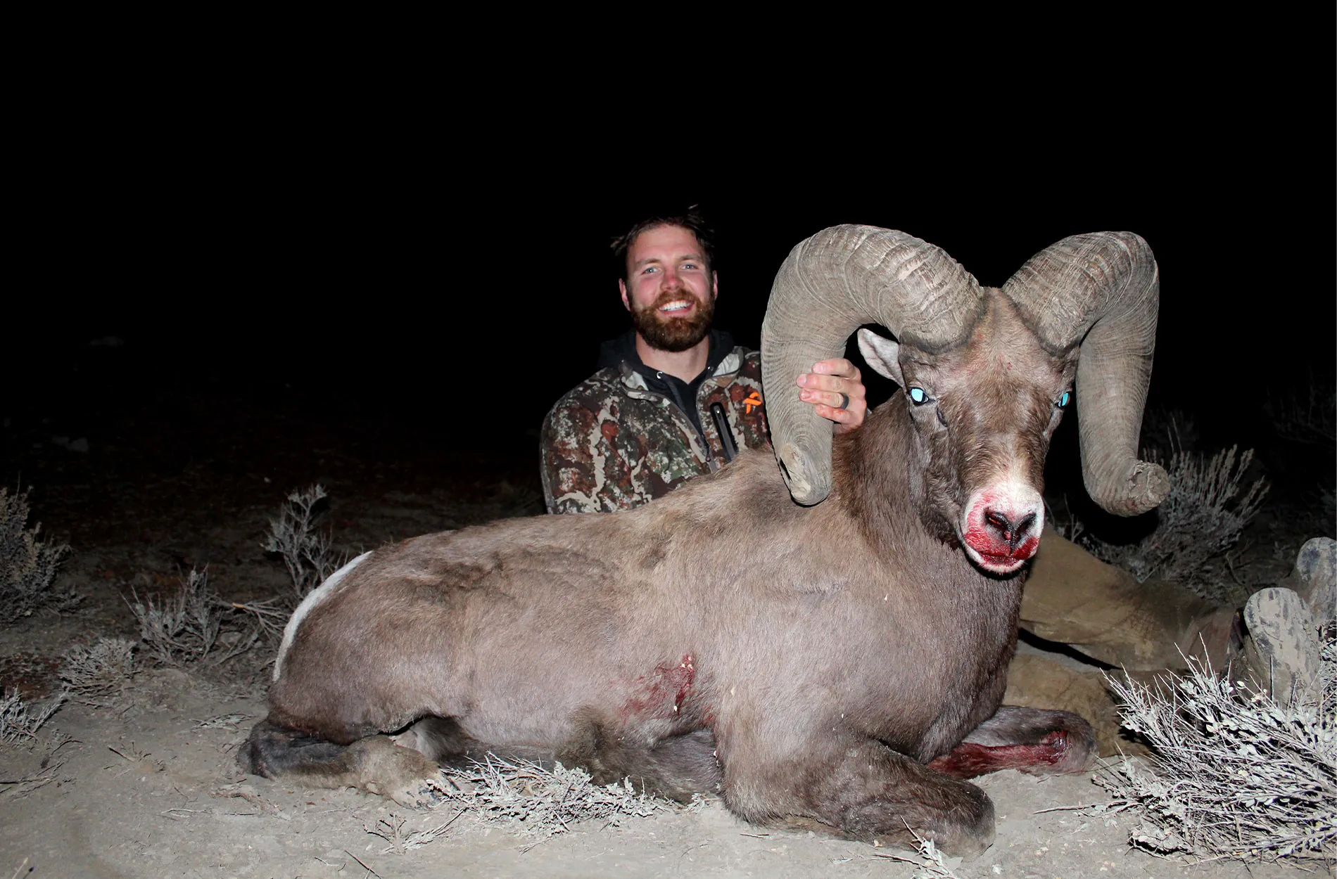 Un chasseur du Dakota du Nord avec un bélier en attente d'un record d'État.