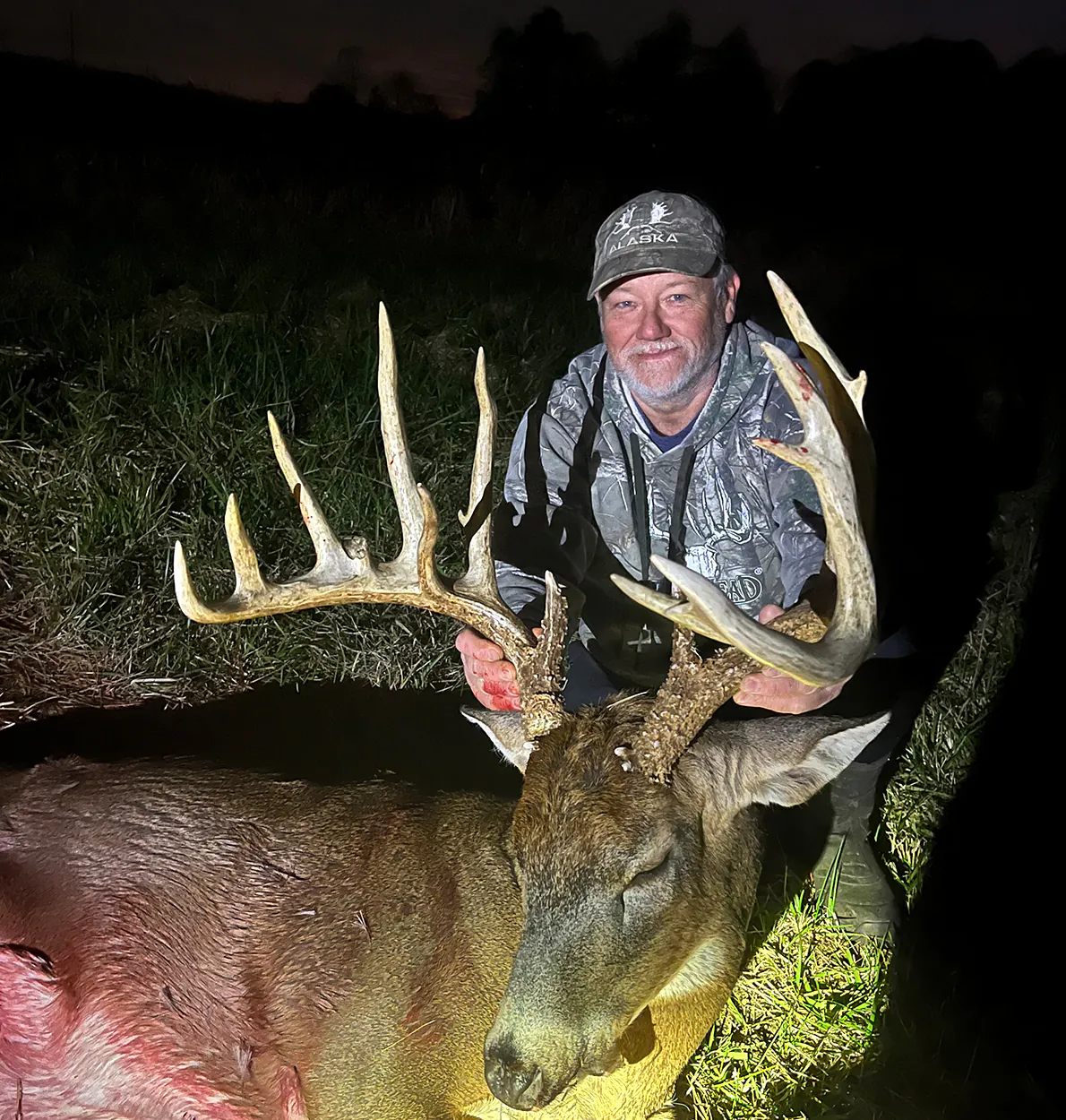 Un chasseur à l'arbalète avec un cerf géant de l'Ohio.